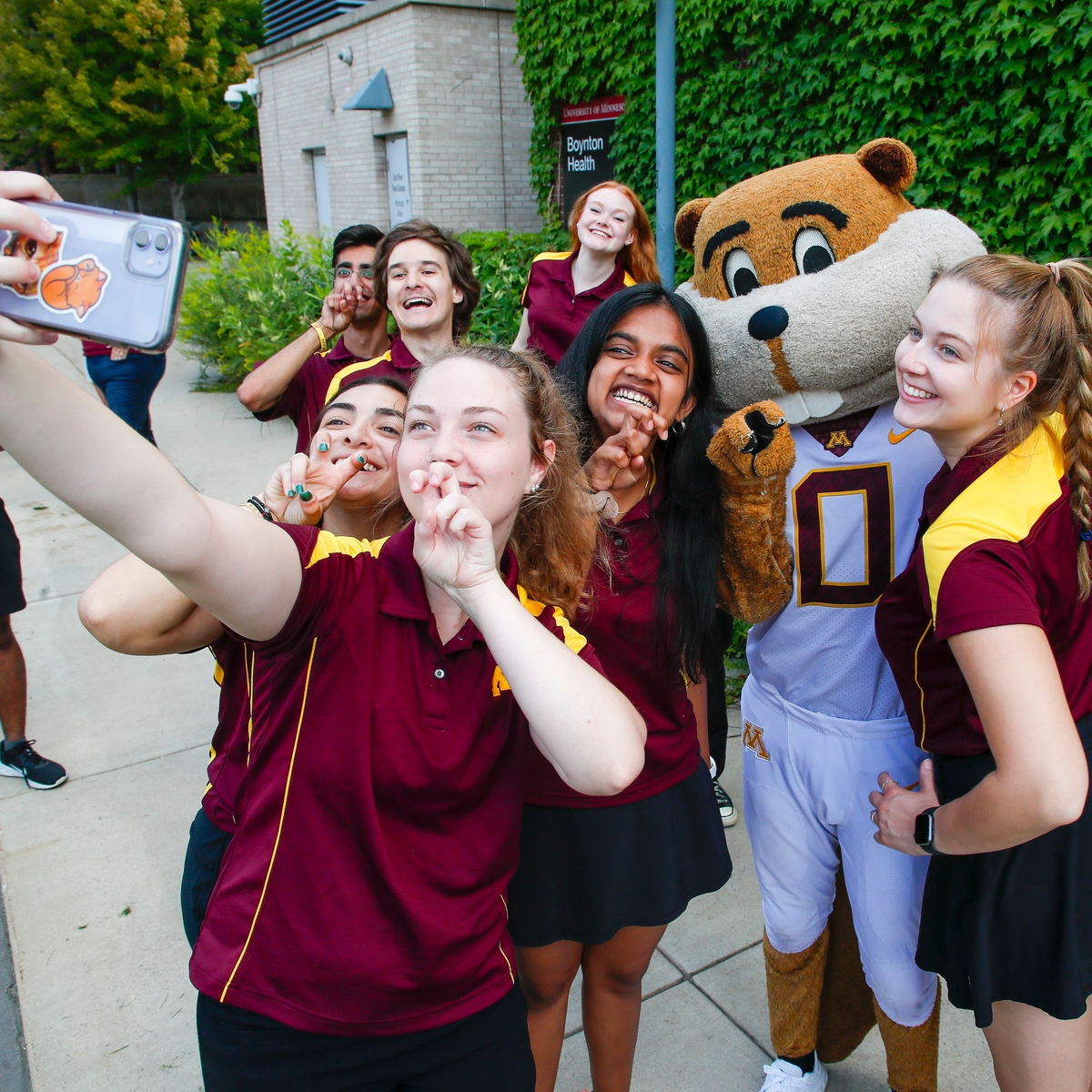 Students taking a picture with Goldy